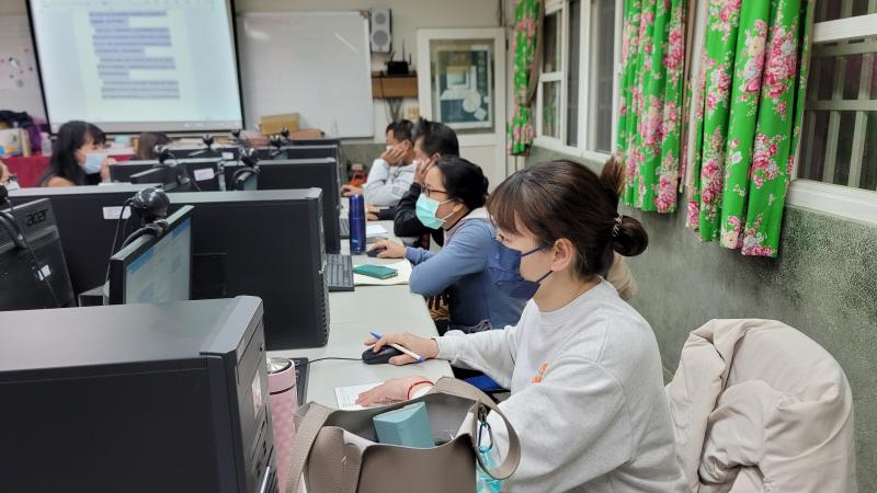 學員專注聽取老師的授課內容。