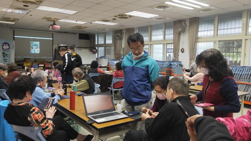 學員互相討論與分享心得