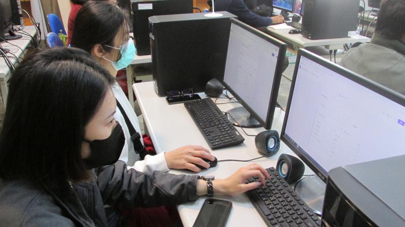 電子表單除了學習如何建立、編輯適合題目作答的呈現方式也很重要，根據不同的題目製作相對應的問題欄位，題目的格式是用來選擇題目呈現的方式，有文字、圖片及影片等，文字作答格式有5種，這5種作答格式都是提供表單設計者的多樣化選擇。，