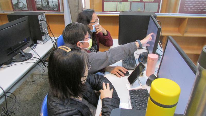 講師也有教學員如何設計表單的背景顏色及上傳背景圖片，讓表單整體看起來更吸睛。