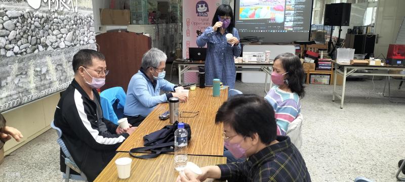 學員領取翻模材料，等待操作。