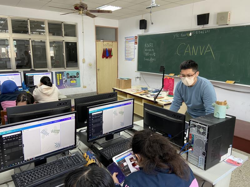 運用前一次上課讓學員對北港在地文化、景點的認識，有請專業的 邱邱 老師，運用在地景物特色，帶學員繪製家鄉各個景物的logo圖。  第一次要使用電腦畫圖，學員都覺得很新鮮，老師先帶著大家認識操作的介面，一步驟一步驟由淺而深帶入的學習，讓沒有接