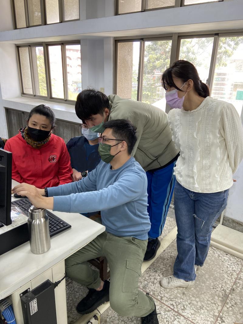 在操作上一有不明白的老師就會立馬過來協助,老師親切又專業的解說大家都很認真地聽,因為使用學員自己的圖片、照片做編輯,每個人都很專心的繪製,直到下課了大家都還不想離開,都說想要繼續畫完!