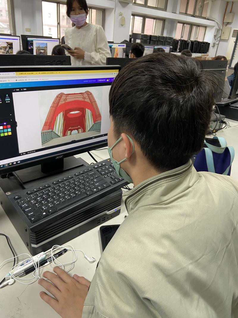 老師教大家使用北港在地的景物照片，用電腦來繪畫出手繪質感的在地Logo圖案，關於繪畫的方法老師也把大家想繪畫的圖片仔細拆解成圖塊或是用筆刷一步步的教學員們完成，學員說:「原來沒有想像中那麼困難!」