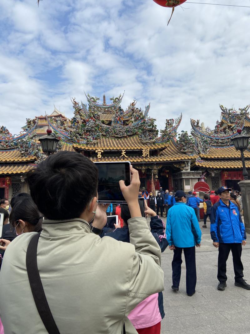 運用老師課堂中的攝影方法，大家都躍躍欲試的想要拍出好看的照片，跟著老師實地進行廟宇周邊的景色拍攝，學習取景、角度、光影...等，學員們都覺得原來只要多用一點技巧和取景，更能拍出好看的照片。