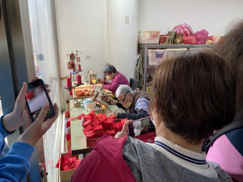 到千歲阿嬤香火工作坊，拍攝帶有濃厚人文氣息的香火袋製作，現場被拍攝的長者們仍舊專注在手邊的工作，任由學員們拍攝，相當敬業!  老師也帶著大家嘗試用不同角度來拍攝出許多具有特色的照片!