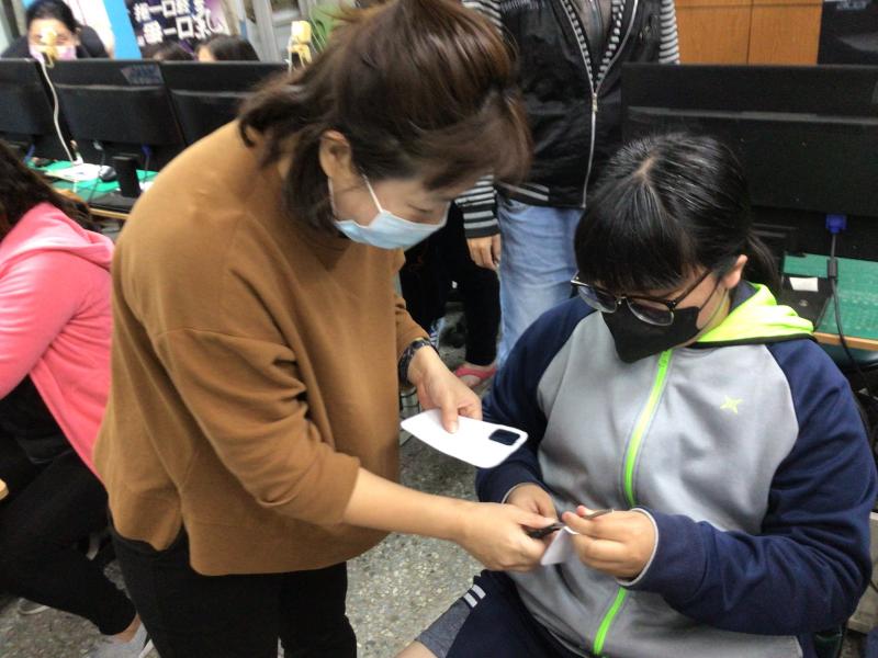 課程進行講師指導學員繪圖問題點解決與指導