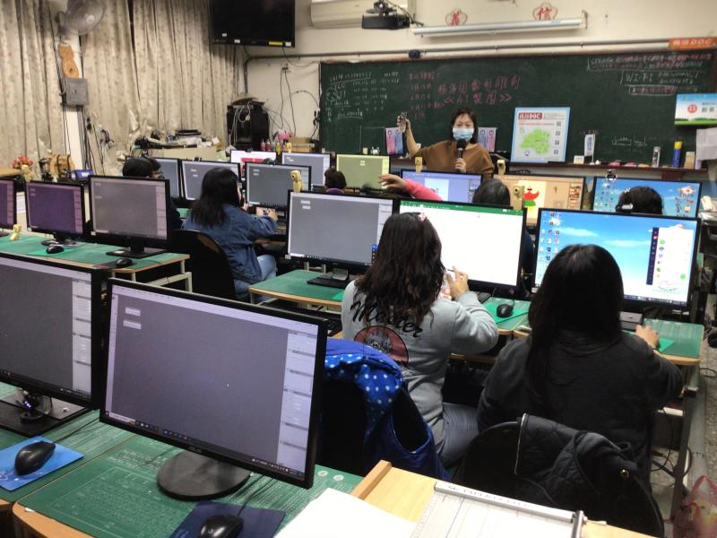 講師進行構圖講解與線條繪製之技巧說明