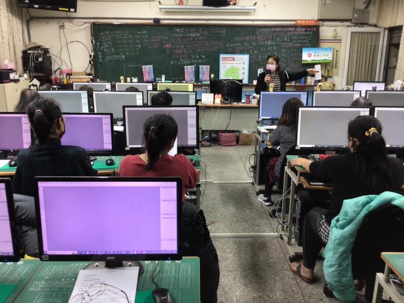 設計主題為繪製個人手機背板尺吋構圖繪製，講師講解繪製技巧與注意事項