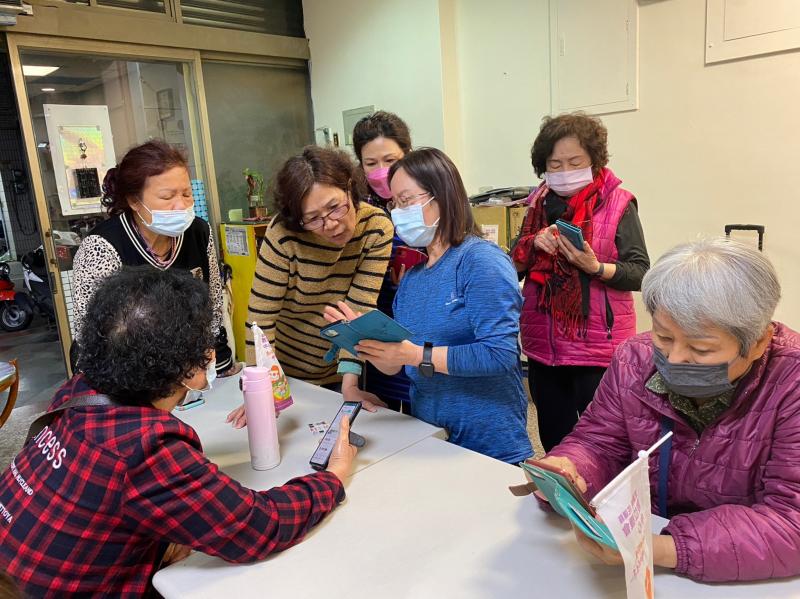 講師引導學員如何使用手機下載APP