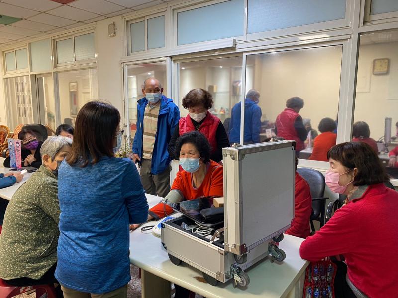 講師介紹健康箱使用方法請長者體驗