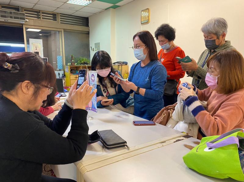 講師和學員一起操作健康運動APP體感遊戲體驗