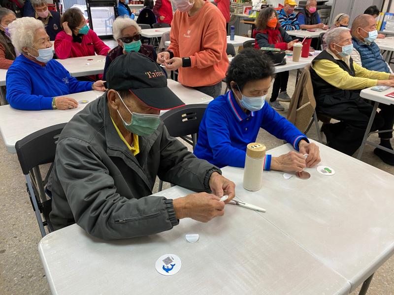 鑰匙圈圖案與緊急聯絡人資訊的QRcode結合，變成完整的防走失鑰匙圈內容，並將圓形剪下來。