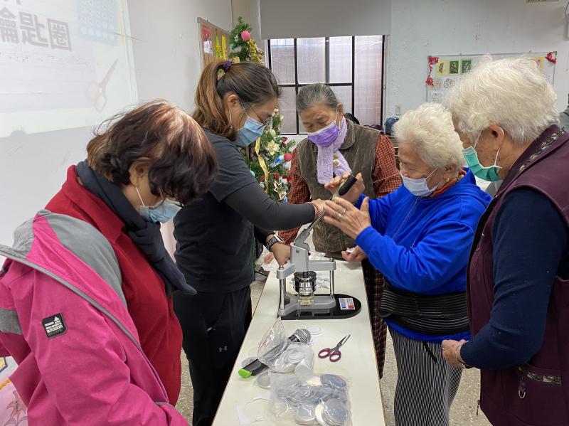 使用胸章機，將鑰匙圈製作出來。