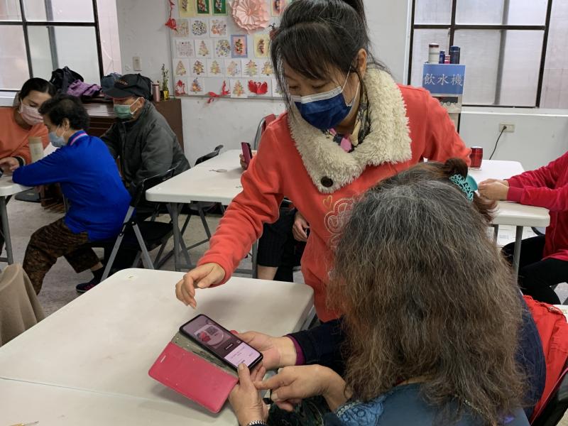 防走失鑰匙圈可以怎麼使用呢？請助教示範給長者們看吧！