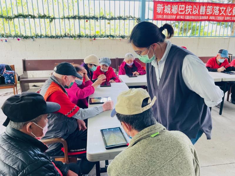 講師協助長輩操作