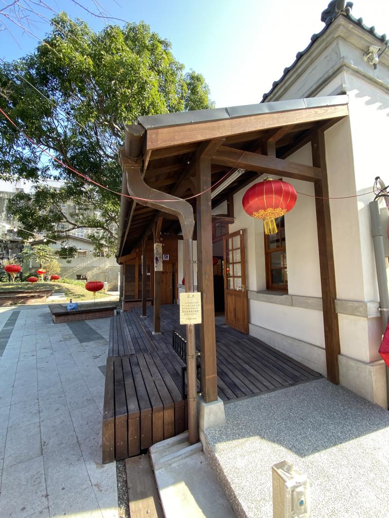 北港登記所，日治時期所興建的建築，是台灣總督府用來實施「台灣土地登記規則」之用，戰後為「北港地政事務所」，經過整修目前已經成為「北港遊客中心」!