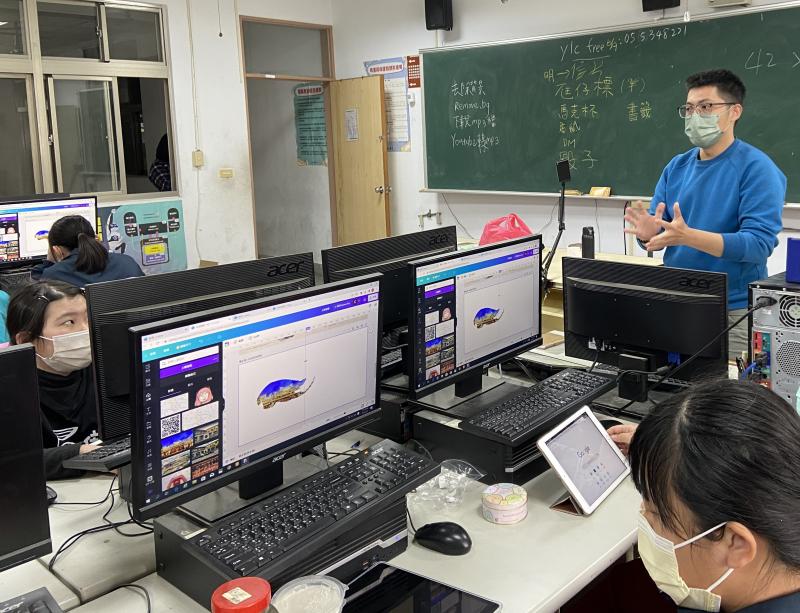 老師首先解說創意地圖可以運用在那些文創作品或文宣上，還有如何繪製和編輯出好看的版面編排方式，接著就開始從Google地圖如何操作，為了繪製出屬於個人創作的創意地圖，學員們都很專心生怕漏了哪個步驟就不會了。