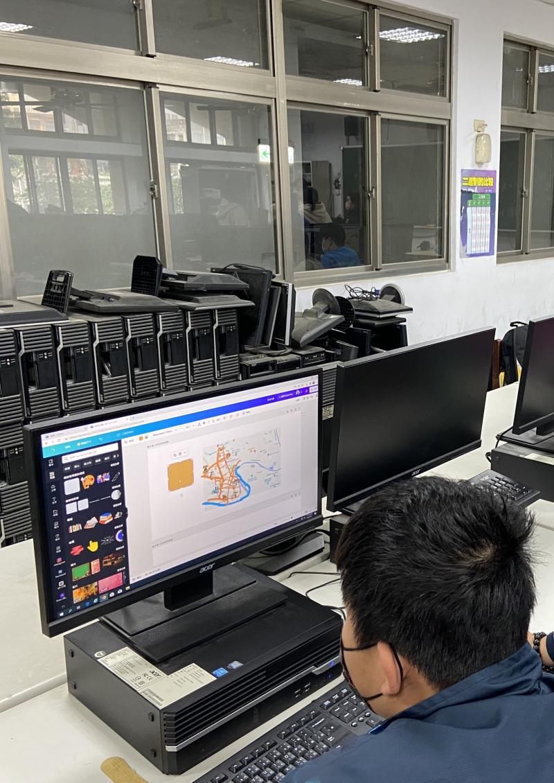 老師從Google地圖上擷取要繪製的部分，一個步驟一個步驟地說明繪製方式，學員嘗試自己繪製出屬於己的創意地圖，跟著老師一筆一劃地勾勒出線條，學員說:「老師我的線怎麼這麼抖!」，老師說只要多練習線條就會比較平順了。