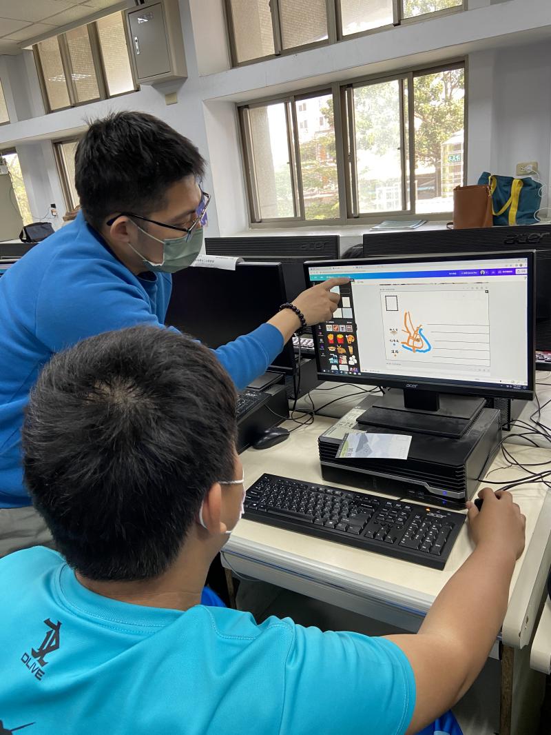 學員使用自己的創意地圖製作明信片，老師非常有耐心地替學員說明版面的配置方式，還有也可以搭配自己繪製的Logo圖案或是照片來製作也可以增加明信片的特色!