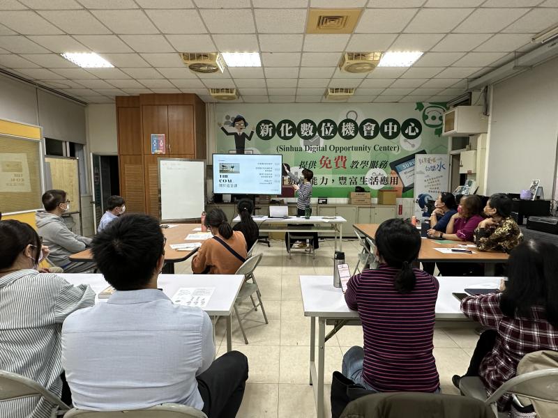 認真的學員在聆聽課程