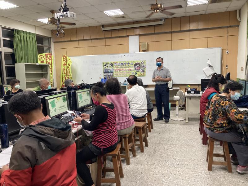 講師為學員介紹相片書的製作方式