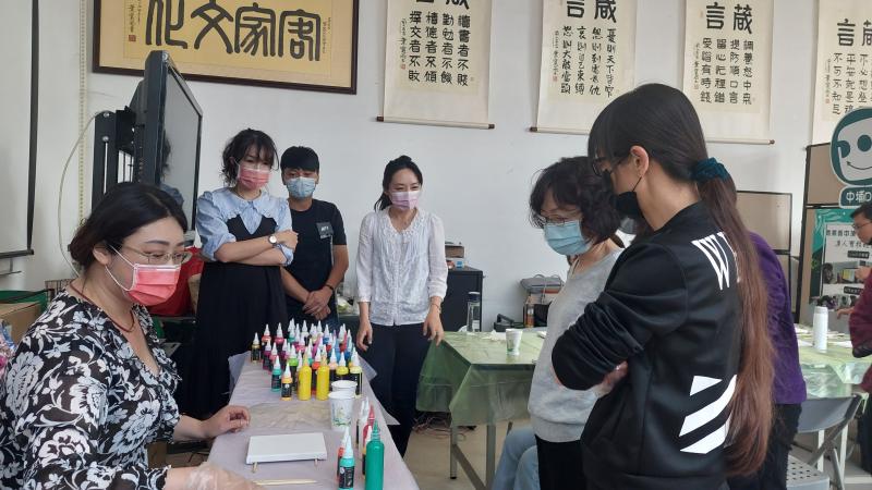 老師說明流體畫配色主要元素