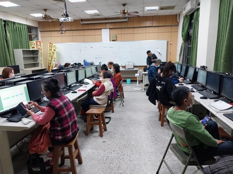 講師認真上課，學員專心學習