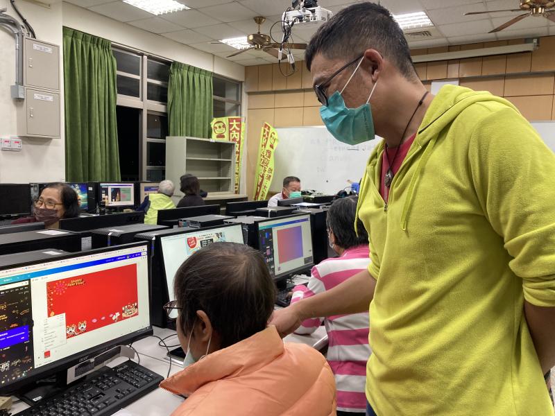 講師指導學員做文宣設計