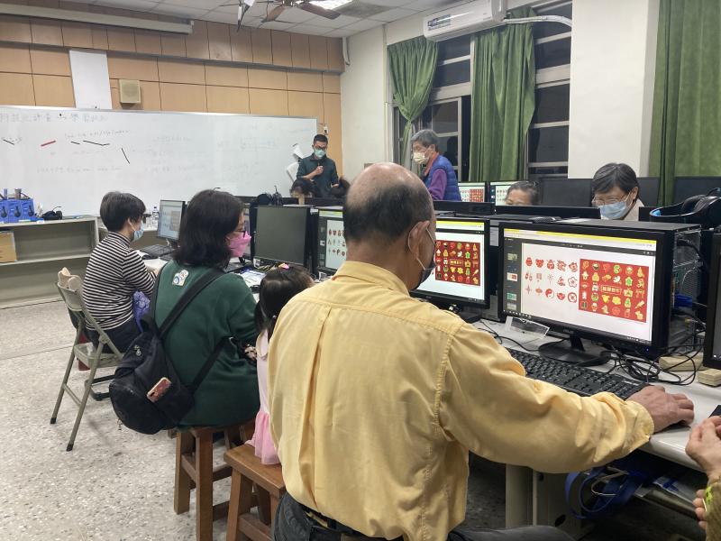 學員認真學習設計文宣