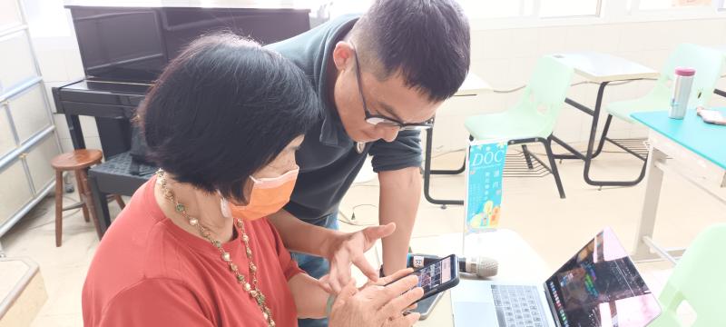 學員們認真聆聽講師指導內容