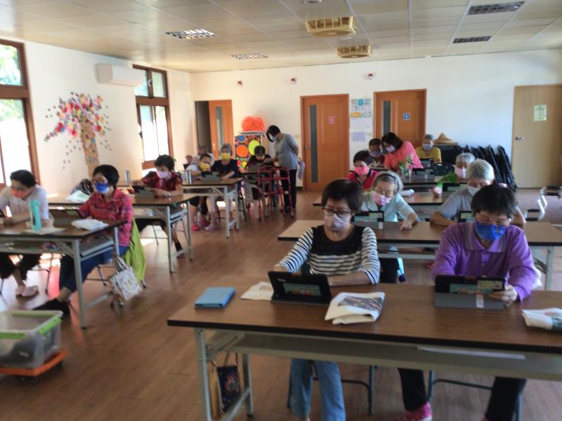 學員針對課程主題透過平板電腦上網查詢上課學習的畫面