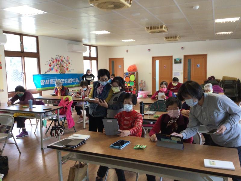 學員彼此對假新聞訊息交換意見進而增進學習成效