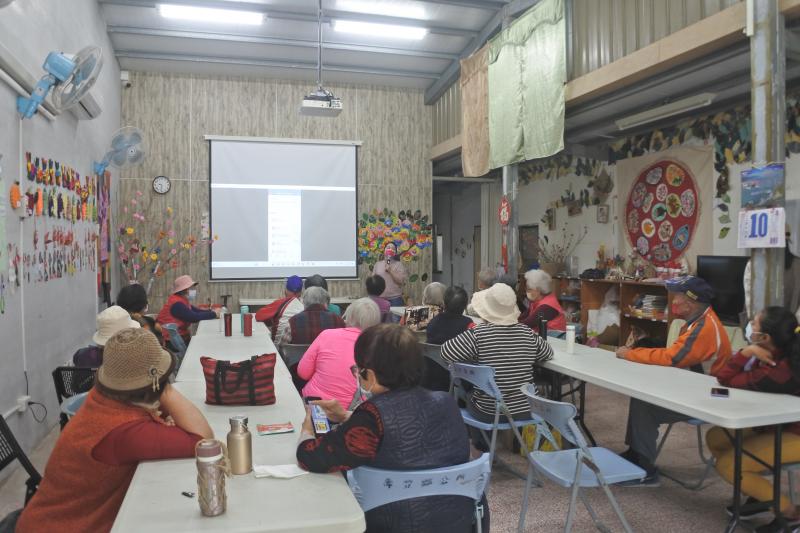 講師直接用手機畫面讓長者能夠更了解.