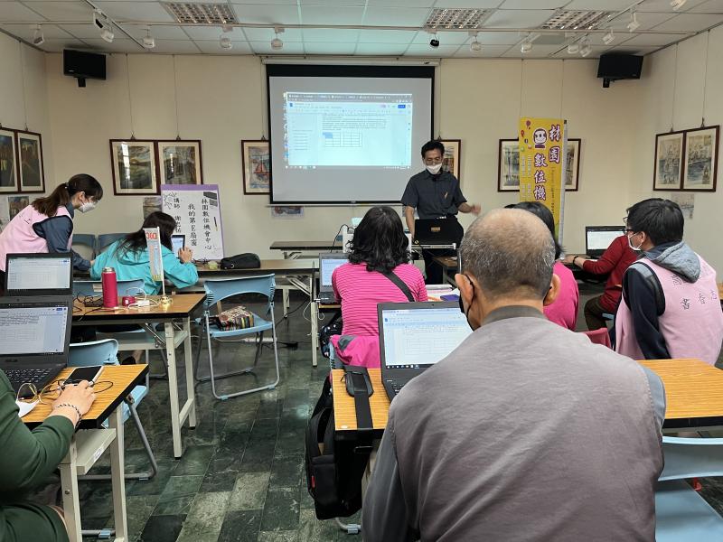 謝忠佑老師指導學員基礎的電腦操作
