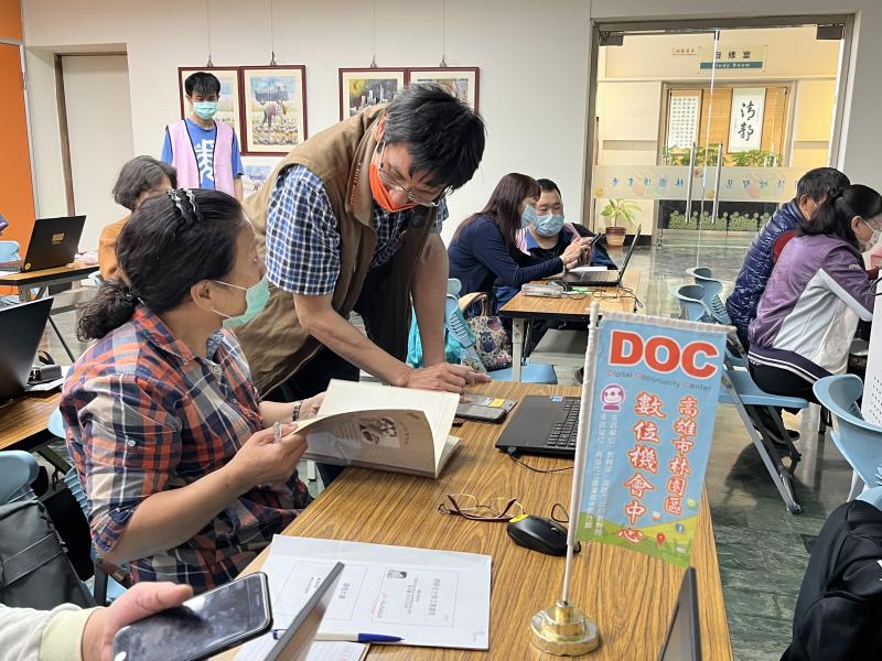 謝忠佑講師指導學員如何進入雲端硬碟。