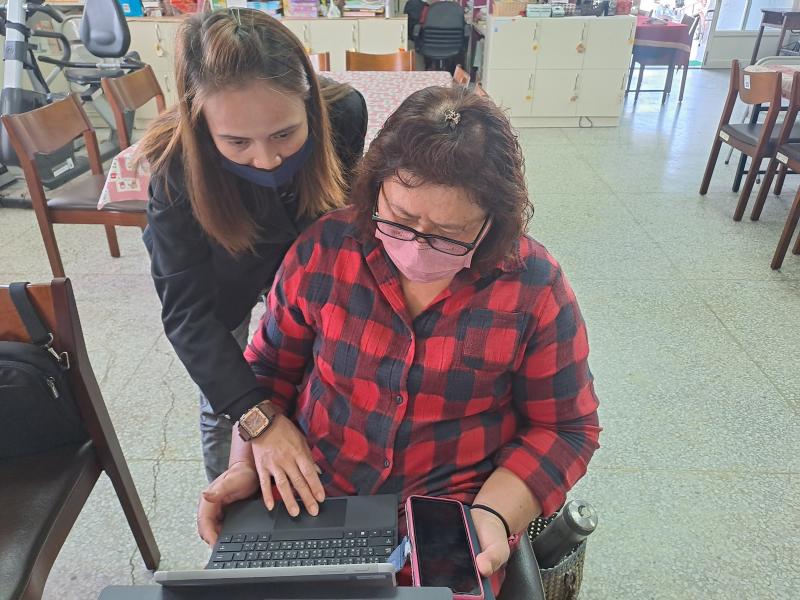 學員互相幫忙如何將簡報完成