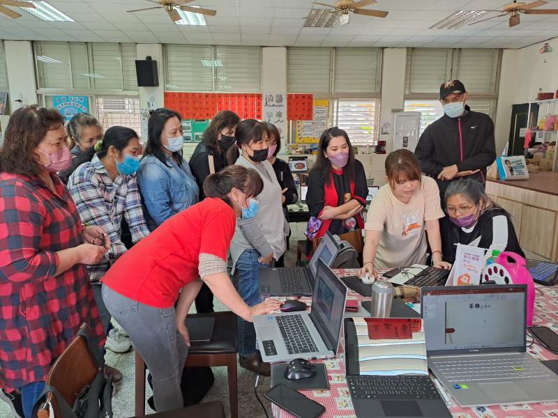 講師帶著學員一起分享並請學員給予修改的建議