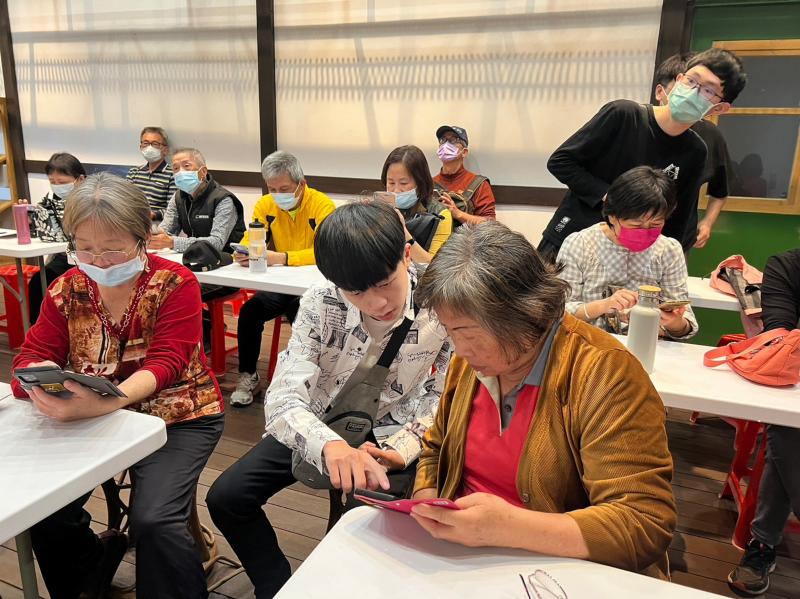 實際下單購買，瞭解與外送員數位溝 通流程及體驗。