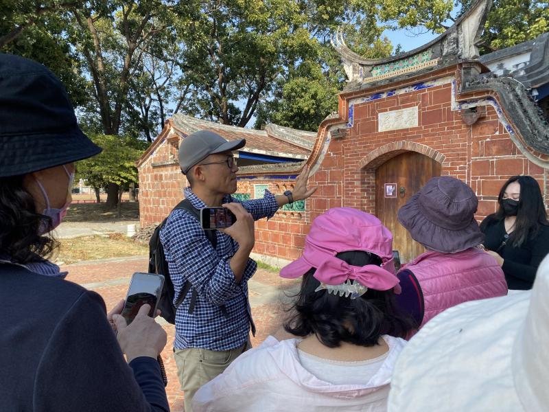 在戶外實拍課程中，老師先親自拍照示範並講解拍攝技巧及提供構圖思路。