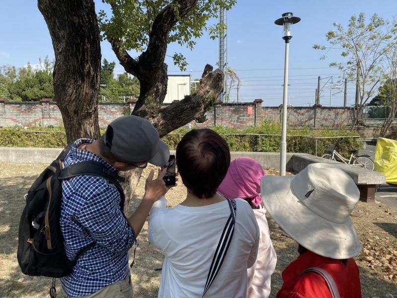 學員們實際拍攝體驗，老師從旁解決學員的拍攝疑惑並提供拍攝小技巧。