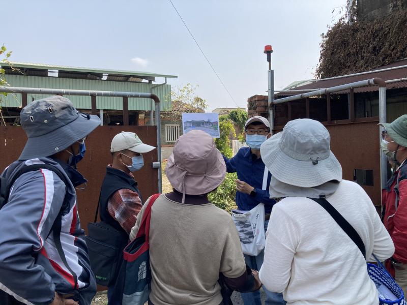 老師透過老照片介紹大內歷史最悠久的古厝