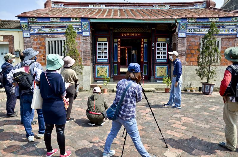 老師示範大內文史景點的導覽介紹並進行影音錄製