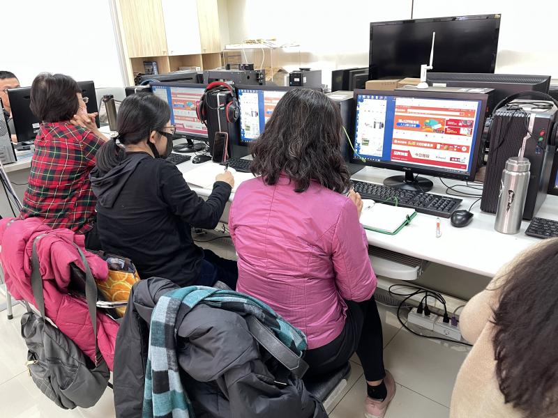 學員看著公播螢幕配合老師講解，一步步操作手機簡單明瞭...