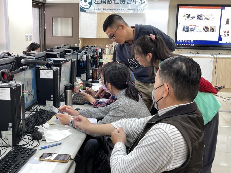 講師依據學員問題詳細解說，學員們非常的專心聆聽...