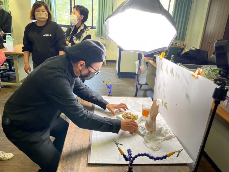 商品攝影的技巧取決於燈光及擺設的方式