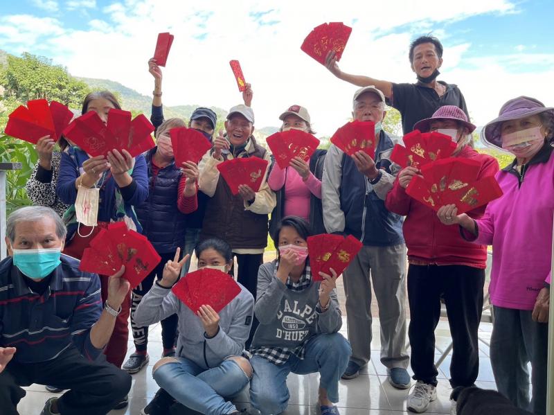 學員們開心的拿著作品大合照