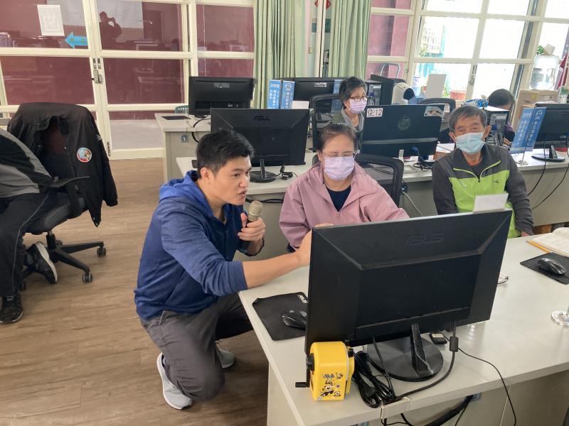 學員實際練習操作並討論