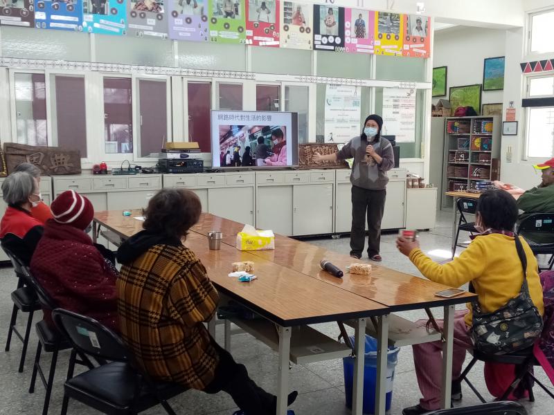 學員聆聽講師的簡報