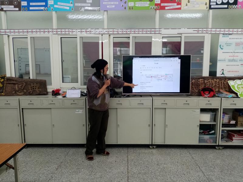 講師說明如何用google搜尋資訊